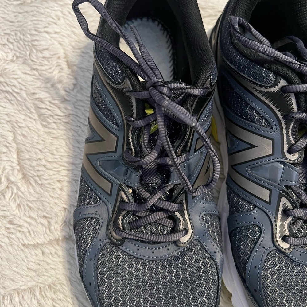 New Balance Tennis Shoes Size 9 - Picture 2 of 6
